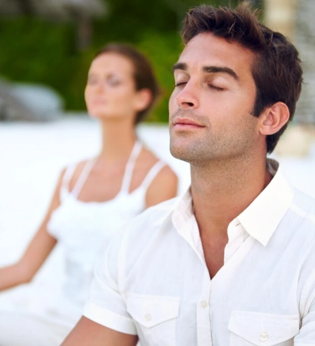Pareja haciendo yoga